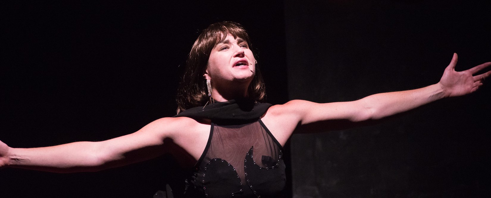 Taryn Noelle with arms outstretched sings  Cabaret for LNT's 2019 production of Cabaret, photo corurtesy of Robert Eddy